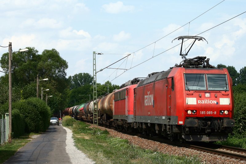Au�er einem gemischten G�terzug Richtung S�den hat 185 085 am 30. Juli 2008 auch noch 140 300 im Schlepp. Die Aufnahme entstand in Karlsruhe-Rintheim.