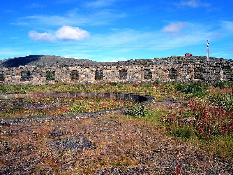 Au�er der Ringschuppen-Ruine in Riksgr�nzen ist nur noch die Grube der Drehscheibe vorhanden. Wie man auf dem Bild von 1910 sieht, war die Drehscheibe �berdacht und hatte in der Mitte einen Rauchabzug. Aufgenommen am 30.08.2007