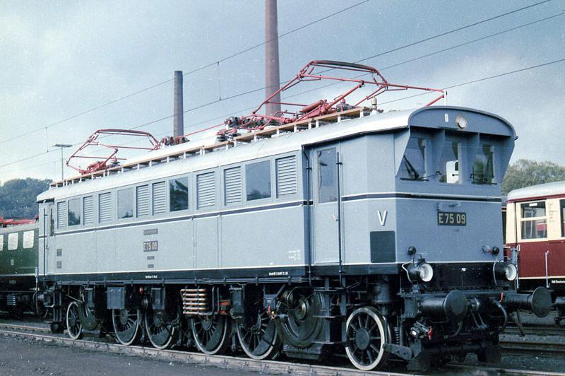 Auer vielen anderen Altbau-Eloks,  stand die E75, wie neu,
im Gleisbereich des Bw Bo-Dahlhausen.
Aufn. 1985 