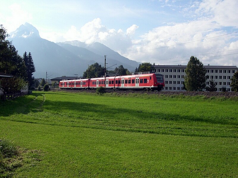 Auerferner Bahntag 2007 - Am spten Nachmittag des 01.09.2007 zeigte sich dann doch noch etwas die Sonne, als zwei  Erdbeerkrbchen  der BR 426 als RB 5495 von Reutte unterwegs nach Garmisch sind. Aufgenommen bei Reutte Schulzentrum.