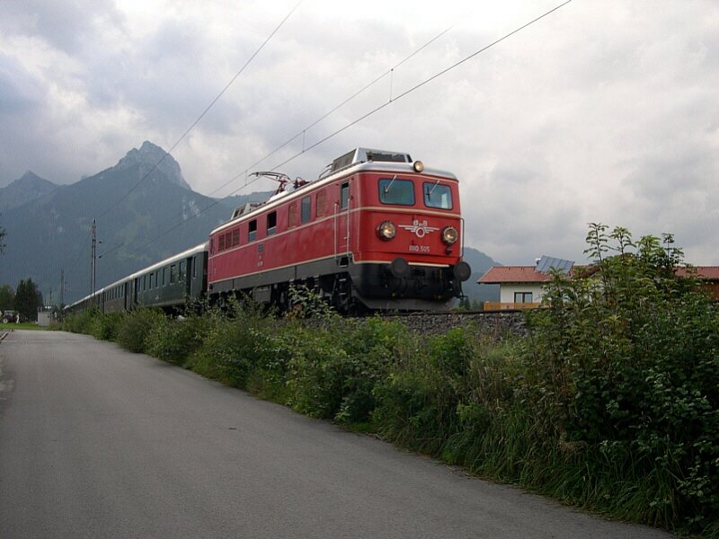 Auerferner Bahntag 2007 - Am Nachmittag des 02.09.2007 macht sich 1110.505 mit ihren Schlierenwagen wieder von Reutte auf nach Innsbruck. Hier konnte der Zug beim Reutter Schulzentrum abgelichtet werden.