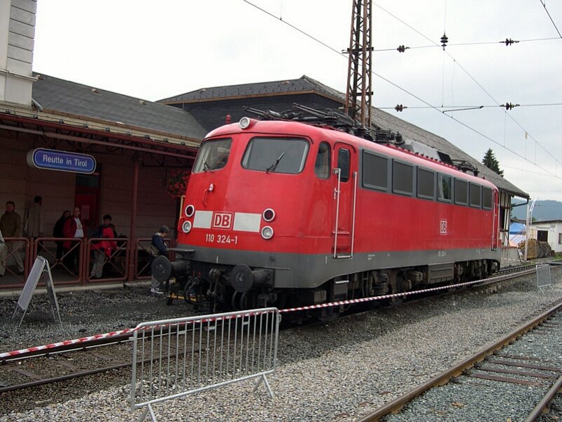 Au�erferner Bahntag 2007 - Auch die gute alte 10er pr�sentierte sich auf der kleinen Fahrzeugschau am 01.09.2007 in Reutte in Tirol. 110 324-1 (ex Bw K�ln)l�sst sich geduldig von der Besucherschar inspizieren.
