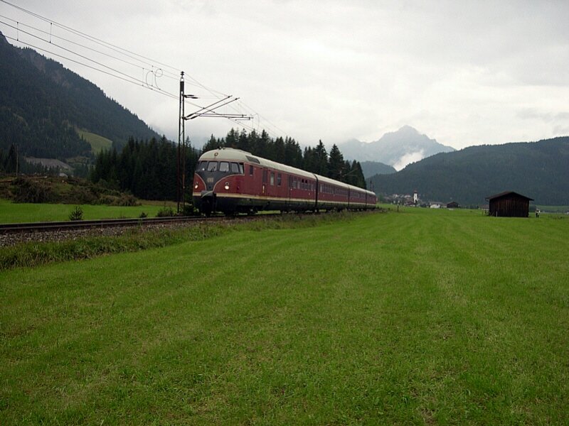 Auerferner Bahntag 2007 - Das  Stuttgarter Rle  begab sich am 01.09.2007 auf eine Rundfahrt von Mnchen durch das Allgu ber Kempten nach Reutte in Tirol. Am Nachmittag fuhr der Zug dann via Garmisch wieder nach Mnchen. Hier konnte der Triebzug 612 588-4 bei Heiterwang-Plansee auf der Rckfahrt nach Mnchen abgelichtet werden, leider mit fast 30 min Versptung. 