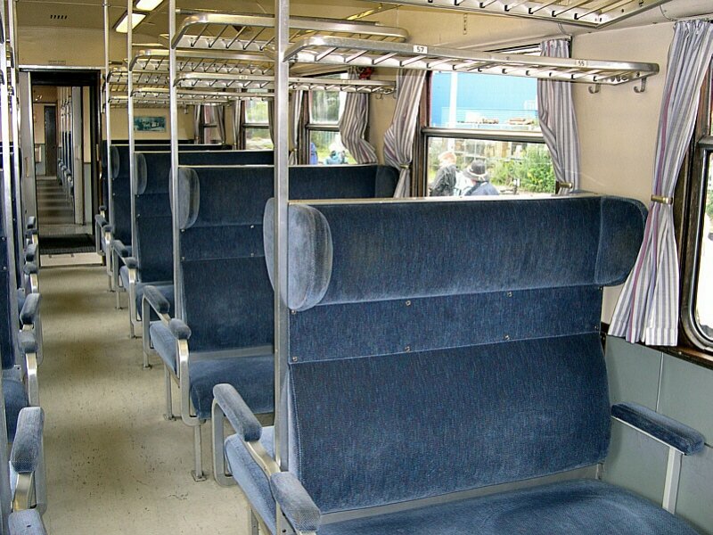 Auerferner Bahntag 2007 - Inneneinrichtung der 2. Klasse im Triebwagen 688 122-1  Stuttgarter Rssle  am 01.09.2007. Bei den Sitzen handelt es sich um solche wie sie auch in den  Silberlingen  verwendet wurden. Demnach also leider nicht mehr im Original.