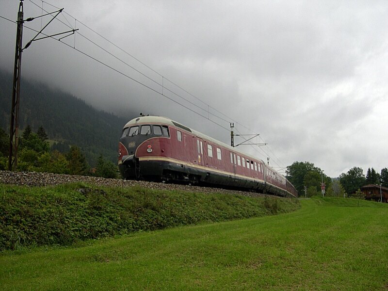 Auerferner Bahntag 2007 - Laut rhrend nimmt VT 12.5 612 588-4  Stuttgarter Rssle  am 01.09.2007 aus Ehrwald kommend die Steigung am Haltepunkt Heiterwang Plansee in Angriff. Alle Fahrten der historischen Zge konnten brigens mit Regelfahrscheinen der DB, der BB und des Verkehrsverbund Tirol benutzt werden. Es war keine Sonderzugfahrkarte notwendig!