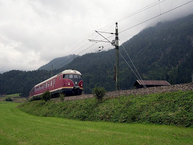 Auerferner Bahntag 2007 - Laut rhrend nimmt VT 12.5 612 588-4  Stuttgarter Rssle  am 01.09.2007 aus Ehrwald kommend die Steigung am Haltepunkt Heiterwang Plansee in Angriff. Alle Fahrten der historischen Zge konnten brigens mit Regelfahrscheinen der DB, der BB und des Verkehrsverbund Tirol benutzt werden. Es war keine Sonderzugfahrkarte notwendig!