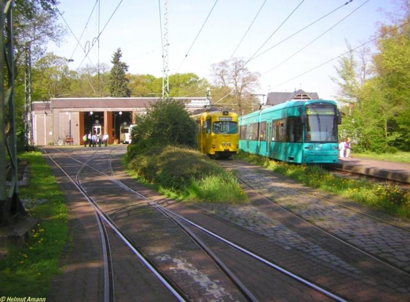 Auergewhnliche und lange nicht mehr dagewesene Aktivitten waren am 03.05.2006 am Verkehrsmuseum in Schwanheim zu beobachten: Da eine Firma die Halle West fr eine Veranstaltung angemietet hatte, muten zwei Zge aus der Halle gezogen werden, um Platz fr die Bestuhlung und Tische zu machen. Links neben dem S-Triebwagen 237 stand der O-Triebwagen 111 (ex 902) auf dem Abstellgleis, um die Fahrzeuge aus der Halle zu ziehen.