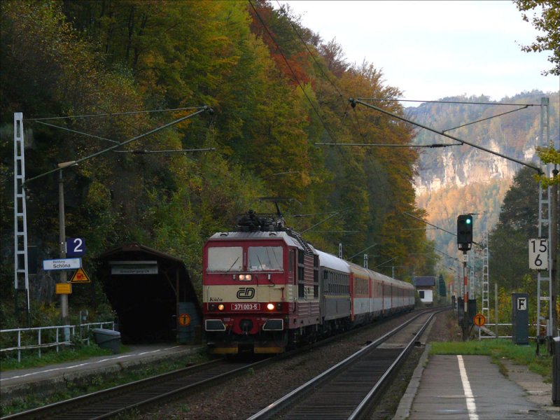 Auergewhnlicherweise hatte am Montag die  Kndelpresse  371 003  Kuca  in Dresden nicht nur die sieben CD-Wagen des EuroCity EC 177 Berlin-Wien bernommen, sondern zustzlich wurde auch ein Salonwagen eingereiht; hier am Nachmittag bei Durchfahrt in Schmilka (Schsische Schweiz), 26.10.2009
