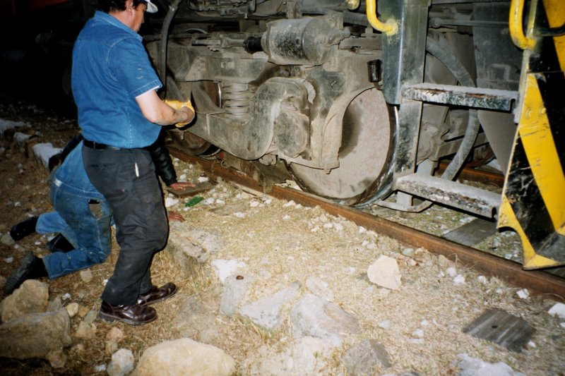 Aussergewhnliches Ereignis in den Anden (nach 12 Stunden fahrt ein Problem - gro fr Europer, klein fr peruanische Eisenbahner, Weiterfahrt nach unglaublichen 45 Minuten)- aufgenommen am 31. Oktober 2003