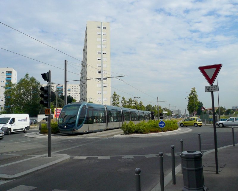 Ausserhalb der Innenstadt wird meist mit Oberleitung gefahren; fr die Durchfahrt einiger Ortskerne wird der Pantograph gesenkt und der Strom von unten zugefhrt. Wagen 2245 an der Place Ravezies, 5.Juni 2009.
