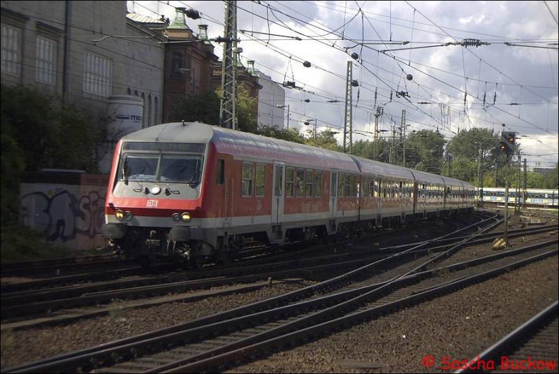 Auerplanmig fuhr RE 35221 aus Kiel Hbf am 31.8.2003 auf Gleis 12a/b in den Hamburger Hauptbahnhof ein.