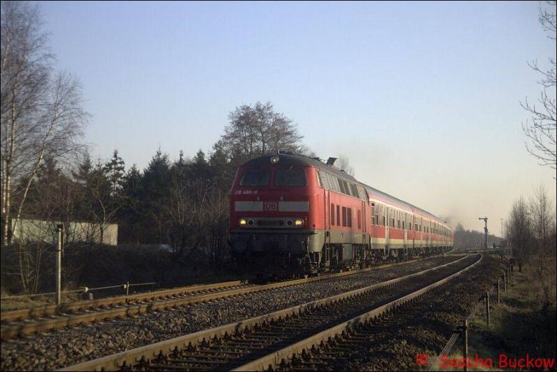 Auerplanmig ist RB 35128 Itzehoe-Heide im Winter 2003 mit einer zweiten 218 unterwegs, da wie so oft der Steuerwagen nicht funktioniert. Hier bei der Ausfahrt aus St.Michaelisdonn.