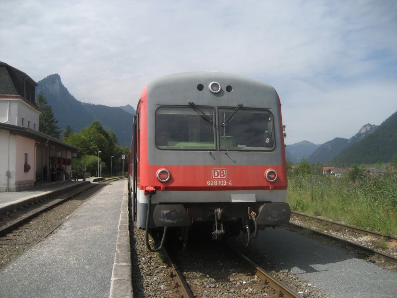 Auerplanmiger Wendepunkt Vils in Tirol fr VT 628.103, nachdem ein Lastwagen an einem Bahnbergang die Schienen beschdigt hatte.