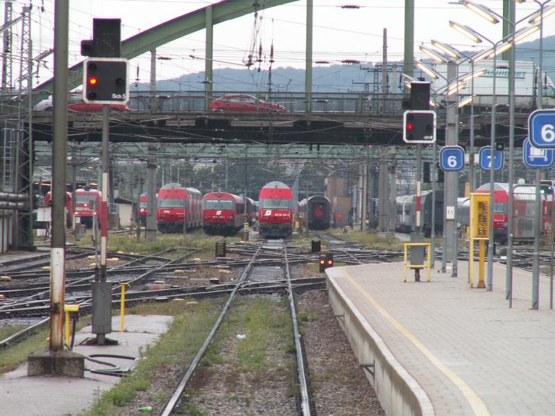 Aussicht Wien Westbahnhof Gleis 6,Wendezug, Wieselzug, BR101 etc.
sichtbar, 8.7.2005,Minolta Dimage Z3