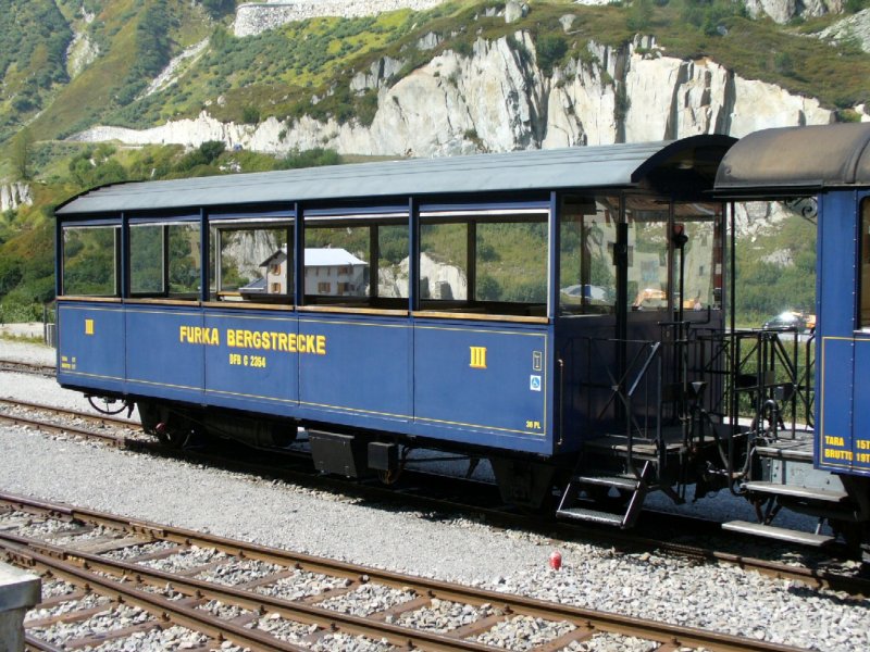 Aussichtspersonenwagen der DFB.. C 2354 im Bahnhof von Gletsch am 09.09.2006