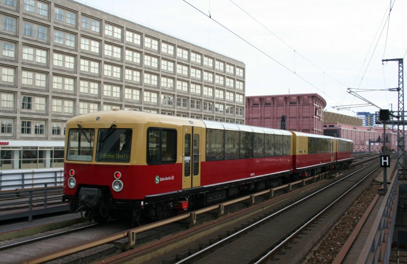 Aussichtstriebwagen 488 501-8/488 001-9 der Berliner S-Bahn am 26.10.2008 in Berlin Alexanderplatz.