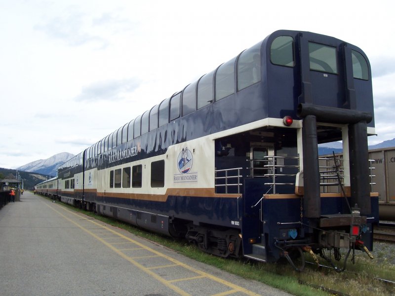 Aussichtswagen des Rocky Mountaineer im Bahnhof Jasper am 23.08.2008