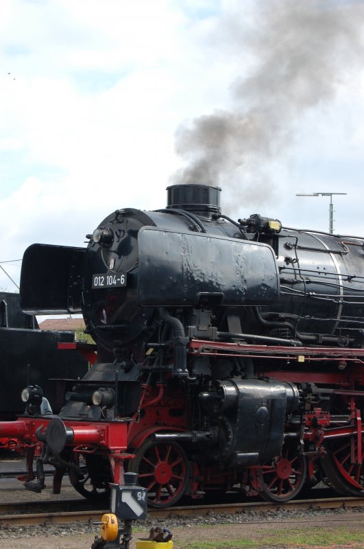 Ausstellungslok Baureihe 012 104-6 auf dem Freigelnde des Eisenbahnmuseums Heilbronn am 9.9.2007. Der Dampf stammt allerdings von der dahinter stehenden Baureihe 38 3199. Aber mal schn zu sehen, wie die 012  unter Dampf  ausgesehen htte.