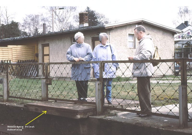 Austiegsplattform von SED Generalsekretr Erich Honecker im Bhf.Basdorf(Wandlitz)Genau an dieser Stelle musste der Wagen des DDR Regierungszuges mit E.Honecker anhalten,damit der Generalsekretr aus- resp.einsteigen konnte.Wandlitz 1994 (Archiv P.Walter)