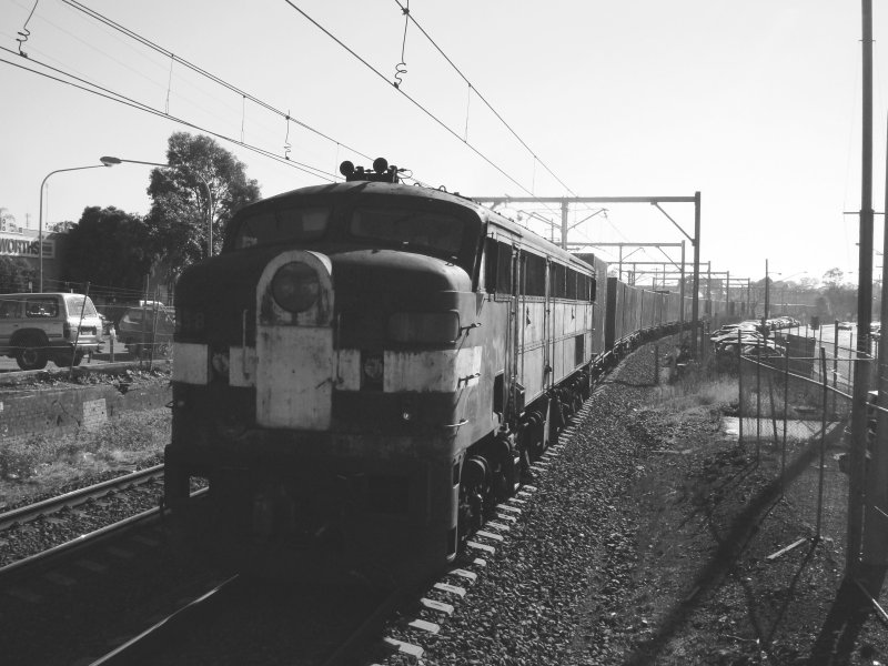Australischer G�terzug mit einer Diessellok, die wohl schon einige Jahre auf dem Buckel hat bei Cabramatta n�he Sydney am 17.07.2008