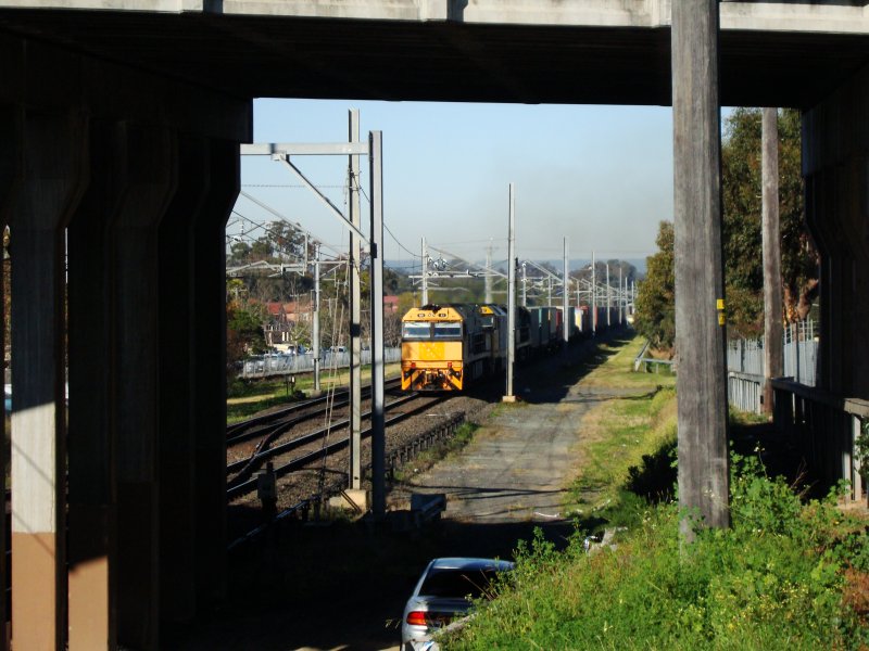 Australischer Gterzug mit drei Loks bei Cabramatta (nhe Sydney)am 18.07.2008