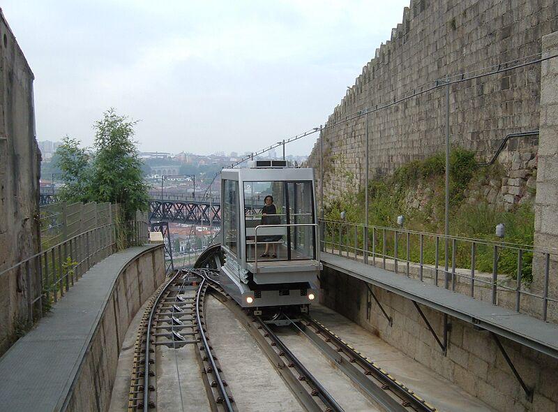 Ausweichstelle der Standseilbahn in Porto am 11.05.2006, aufgenommen aus der Gegengondel. Hier befindet sich das Fahrgestell noch zur Kabine fast pararel, im Hintergrund die Dom-Luis-Br�cke.
