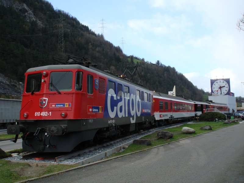 Autobahnraststtte einmal anders: Ae 6/6 11492 (neu als Ae 610 492-1) im SBB Cargo-Kleid an der Autobahnraststtte im Urnerland..Im Hinblick auf das 125-Jhrige Jubilum der Gotthardbahn stellte die SBB diesen  Raststtten-Zug zur Verfgung, weil das bisherige Restaurant infolge einer Totalsanierung nicht mehr betrieben werden kann. An der Front rechts ziert das Jubilumslogo die Lok.    