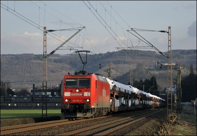 Automobilkrise? 185 176 bringt den vollen CSQ 60047  AUDI-Express , Ingolstadt Nord - Emden, bei Hohenlimburg zur Kste. (19.03.2009)
