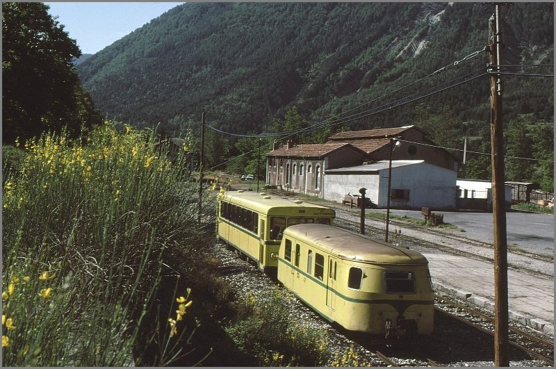 Autorail mit angehngtem Postwagen in Annot. (Archiv 06/77)
