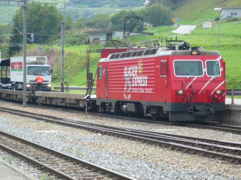 Autozug aus Oberwald fhrt am 13.8.2007 in den Bahnhof Realp ein.
