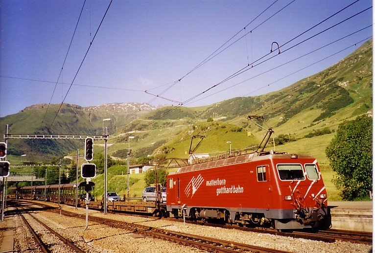 Autozug der Matterhorn-Gotthard-Bahn (Zusammenschlu aus Furka-Oberalp- und Brig-Visp-Zermatt-Bahn, Meterspur Adhsions- und Zahnradbahn), in der Station Realp 1538m, im Juli 2006.