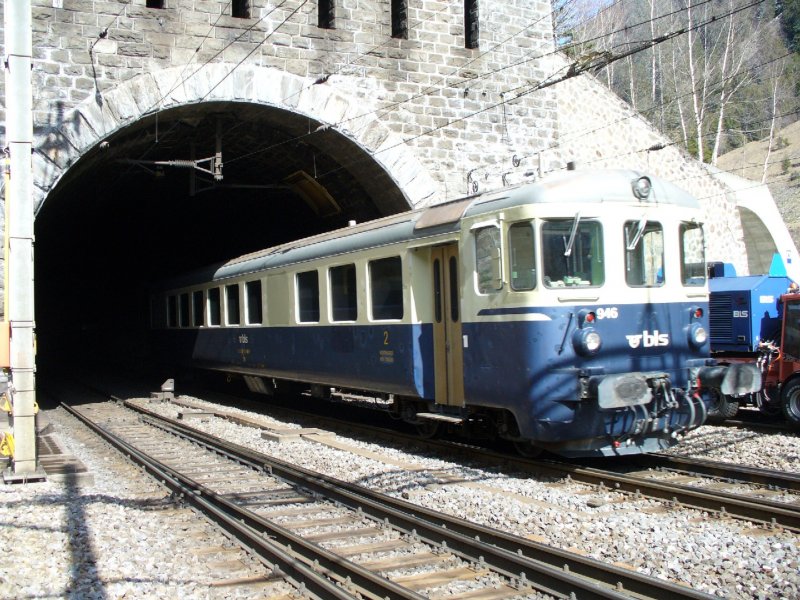 Autozug Steuerwagen BDt 50 63 82-33 946 bei der Einfahrt in den Ltschberg Tunnel in Goppenstein am 10.03.2007