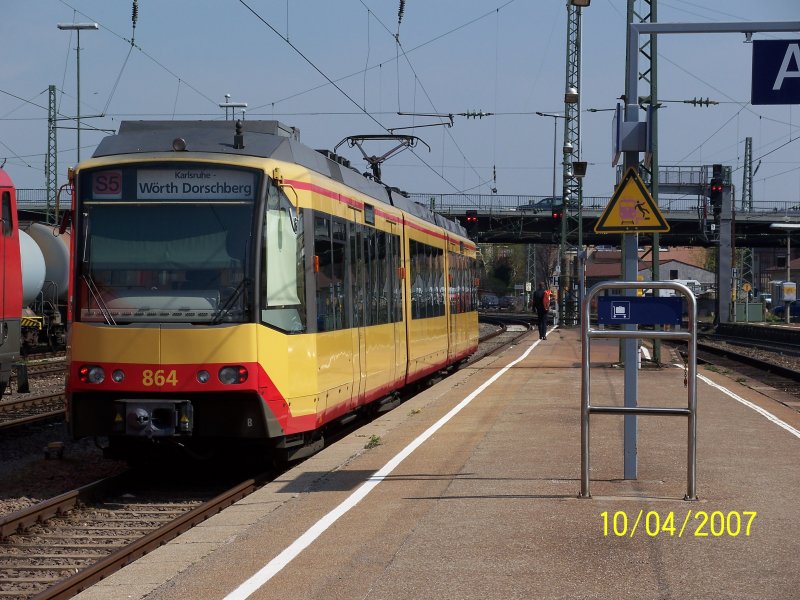 AVG S - Bahn als S5 nach Karlsruhe-Wrth Dorschberg in Pforzheim HBF.