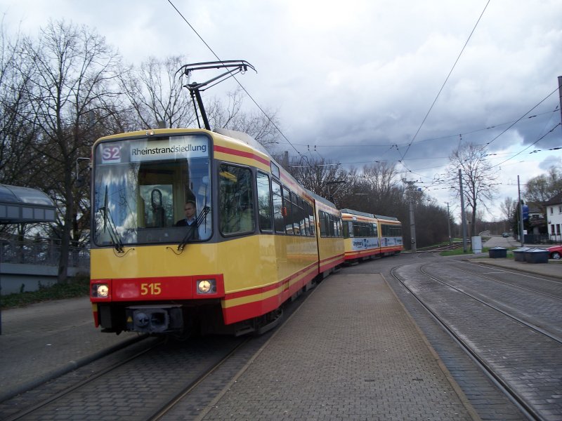 AVG Triebwagen Nr. 515 nach Rheinstrandsiedlung kommt leer aus dem Betriebshof und durchfhrt die Endstelle der 5 Rheinhafen.