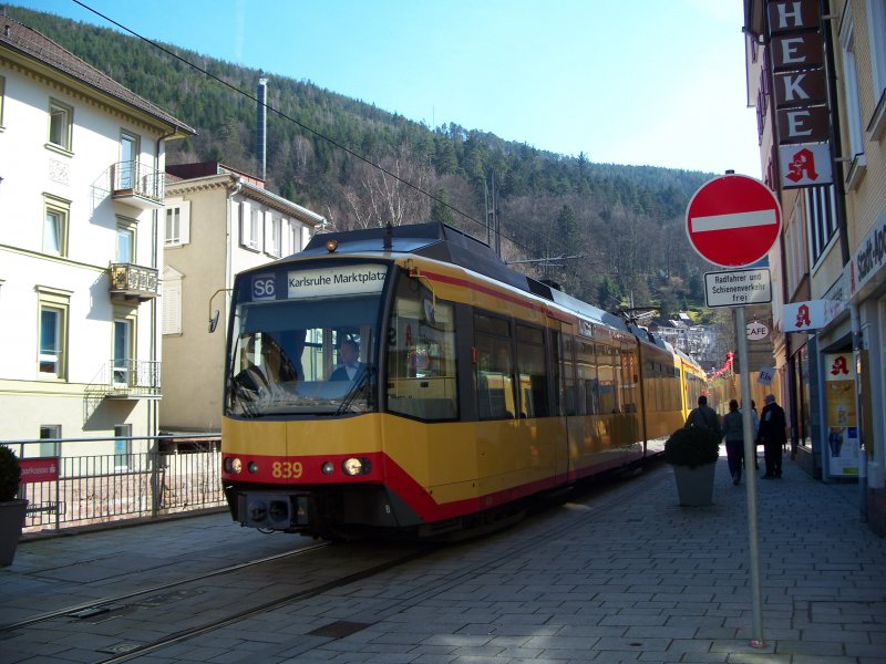 AVG Triebwagen Nr. 839 + 893 macht sich als S6/S5 auf den Weg nach Pforzheim-(Karlsruhe Marktplatz). Am 11.Mrz 2007 Auf der im Oktober 2003 erffneten Straenbahntrass. Welche durch die nach dem Wrttembergischen Knig Karl benannten Strae fhrt.