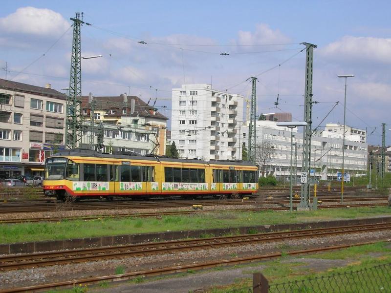 AVG-Zweisystemtriebwagen 841 fhrt als S6 von Bad Wildbad Kurpark in Pforzheim Hbf ein. 28.4.06 