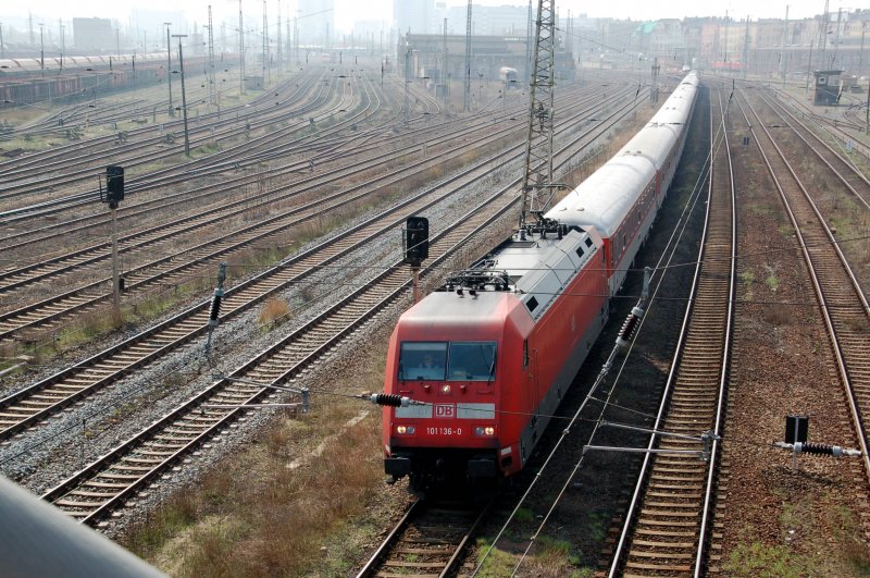 AZ 1363 passiert am 07.04.09 mit 101 136 an der Spitze den Rbf Halle(S) Hbf.