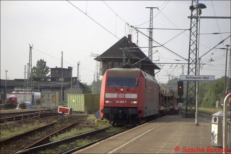 AZ 1436 fuhr im Mai 2003 mit BR 101 005-7 von Rostock Seehafen nach Dortmund durch den Schweriner Hbf.