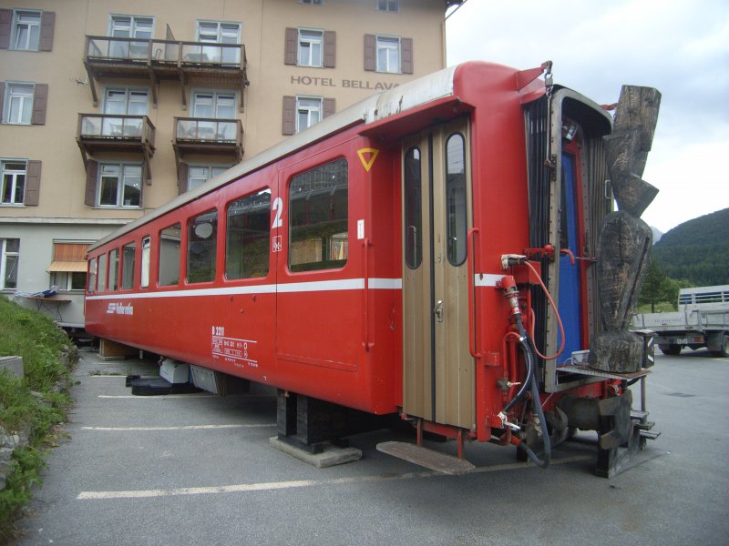 B 2211 steht am 5.7.07 beim Hotel Belaval in St Moritz als Bar auf einem Parkplatz.