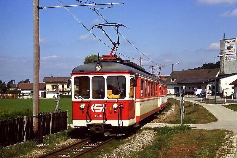 B4ET 23 111 und BD4ET 23 106 (Zug 8123) verlassen Vorchdorf (19. September 2008). - Dia-Scan -