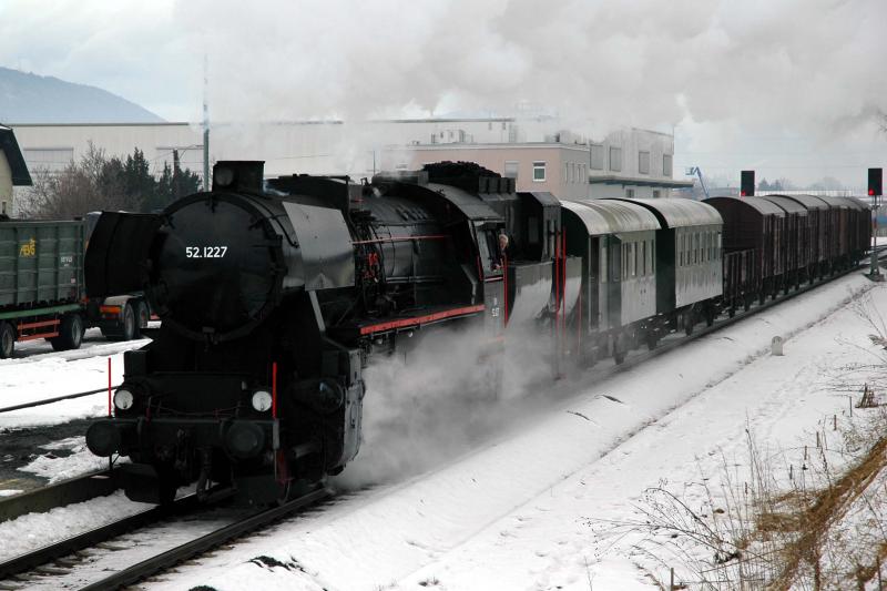 B6B 52.1227 mit einen Foto-GmP am Hacken durchfhrt hier am 13.2.2005 mit Volldampf den Bahnhof Strassgang