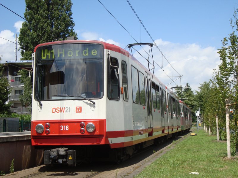B80C 316 der DSW21 und ein weiterer Kollege in der Satdtbahnhaltestelle Brechten Zentrum. Dieser Zug wendet hier und fhrt zurck nach Hrde >Sept.2009<