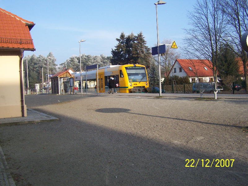 Bad Saarow Bahnhof  OE 35 steht zur Abfahrt nach Frstenwalde/Spree bereit.
Aufgenommen am 22 Dezember 2007
