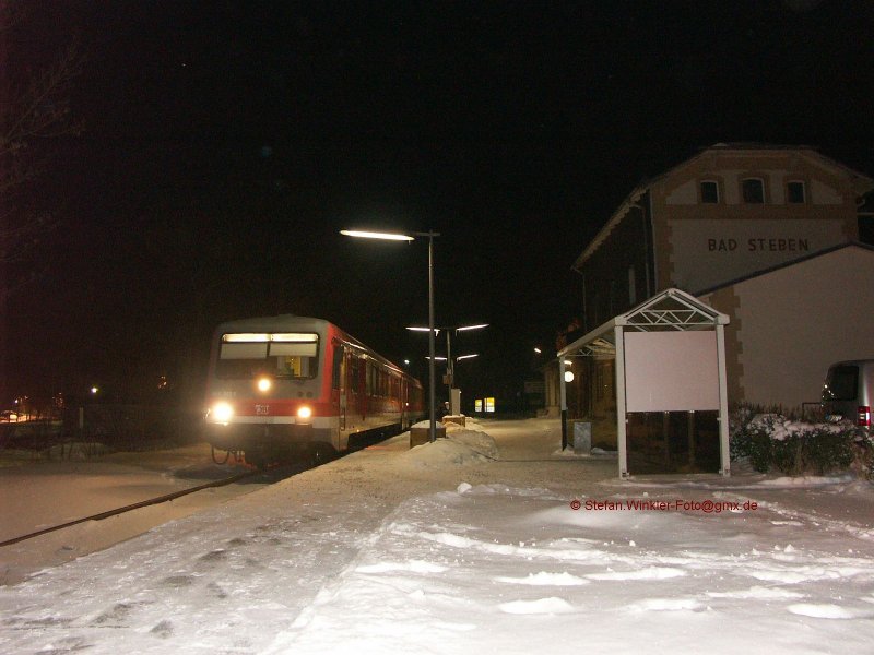 Bad Steben am 06.01.2009: Ein Neuzugang im Bh Hof ist der Tw 628.2. Sechs Stück sind hier im Dezember angekommen. Einer steht zur nächtlichen Rückfahrt nach Hof bereit.