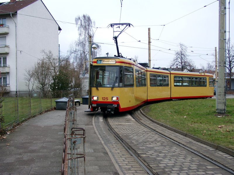 Badewannenfahrzeug Nummer 125 in der Schleife Rintheim am 27.02.09