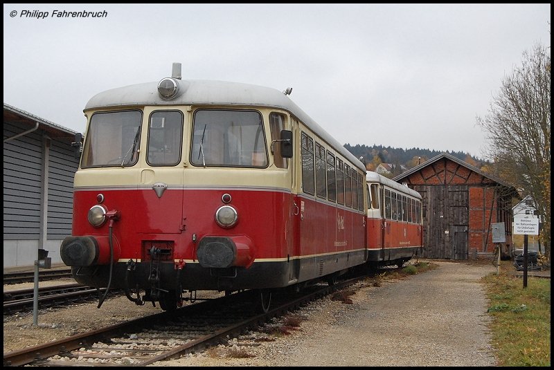 Bh! - Zwei historische (und potthssliche^^) MAN-Triebwagen der HzL stehen am 30.10.07 abgestellt in Gammertingen.