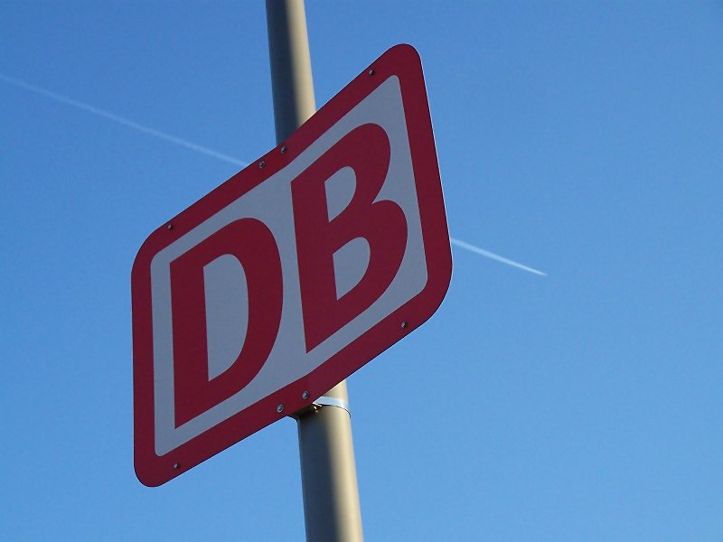 Bahn <-gegen-> Airlines > in einem Bild. Aufgenommen in Baden-Baden am 16.02.08