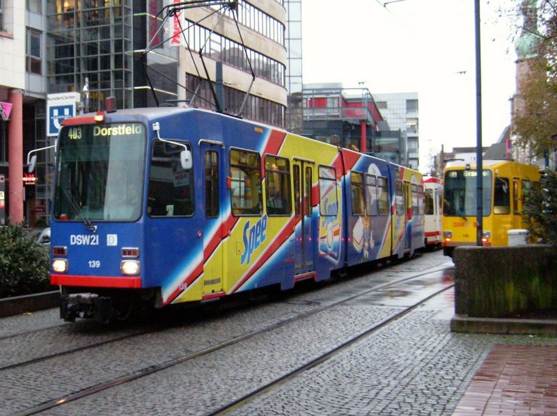 Bahn 139 Richtung Dortstfeld kurz nach der Ausfahrt an der Haltestelle Kampstra�e.