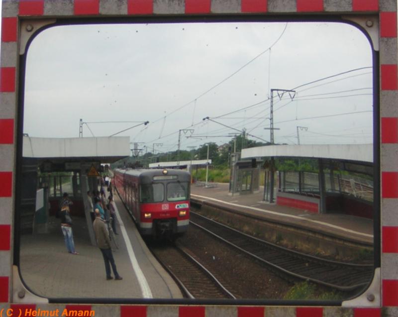 Bahn im Spiegel oder - anders formuliert - bietet die Bahn der 
ffentlichkeit nicht manchmal ein verzerrtes Bild ? (Aufnahme am 02.07.2005 Linie S 8 nach Offenbach Ost im Bahnhof Frankfurt am Main-Niederrad) 