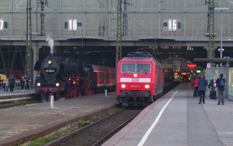 Bahn Vergangenheit und Gegenwart: DR 03 2204-0 und DB 120 113-6 in Leipzig Hbf; 28.03.2008